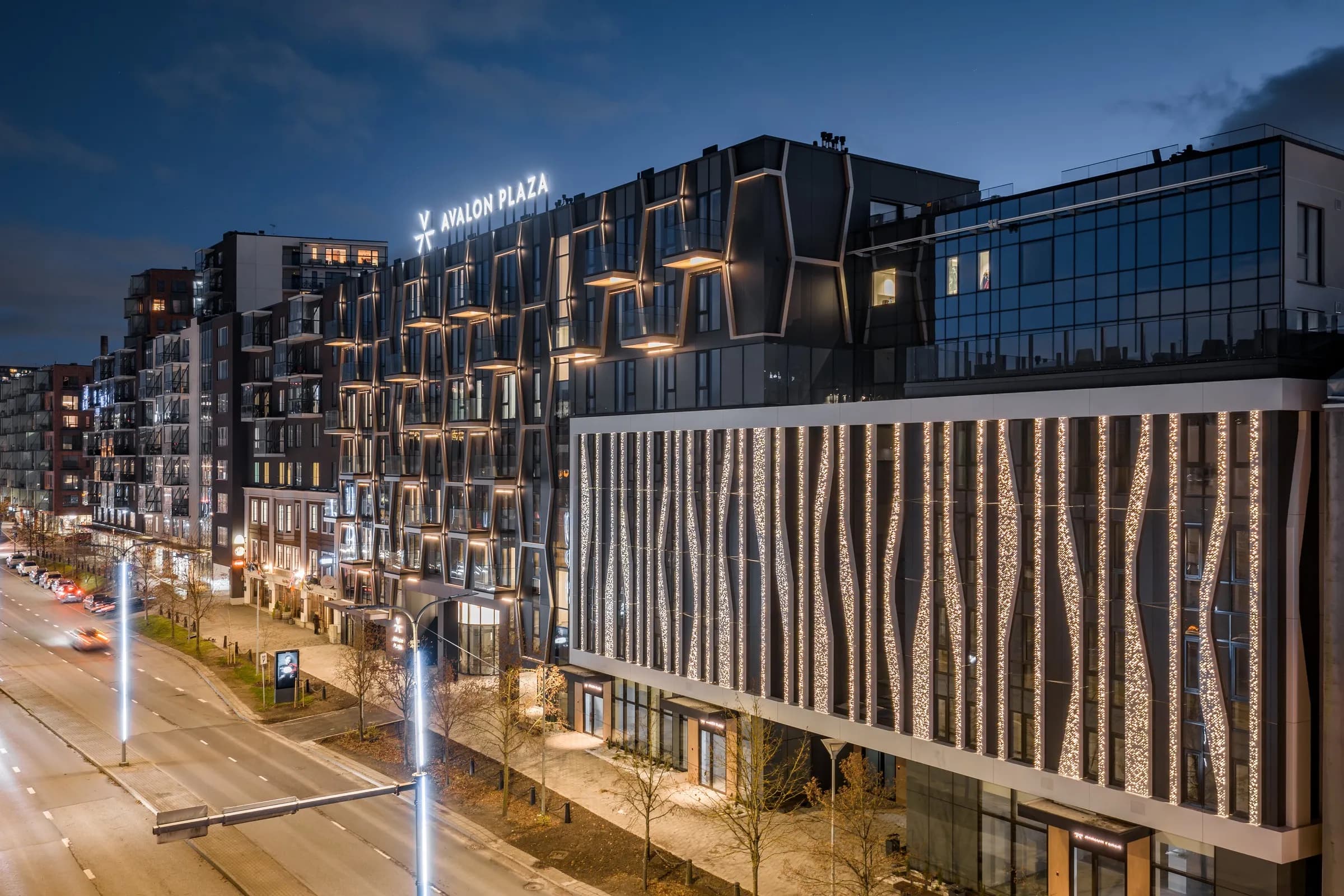 Avalon Plaza fassaadivalgustus õhtul, droonivaade tänava kohalt