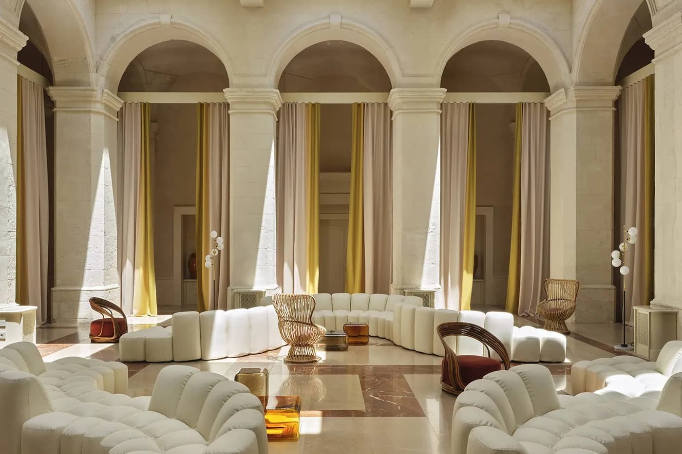 Stilnovo valgustid Hotel Vista Ostuni fuajees
